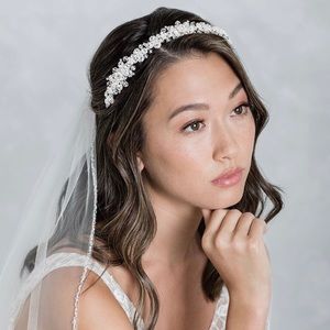 Elegant Bridal Headpiece🤍